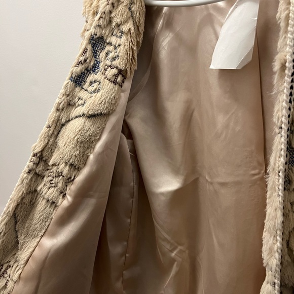 Cozy Beige Patterned Jacket - Picture 3 of 7